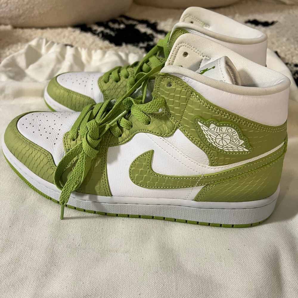 AJ 1 Mid - Croc Embossed